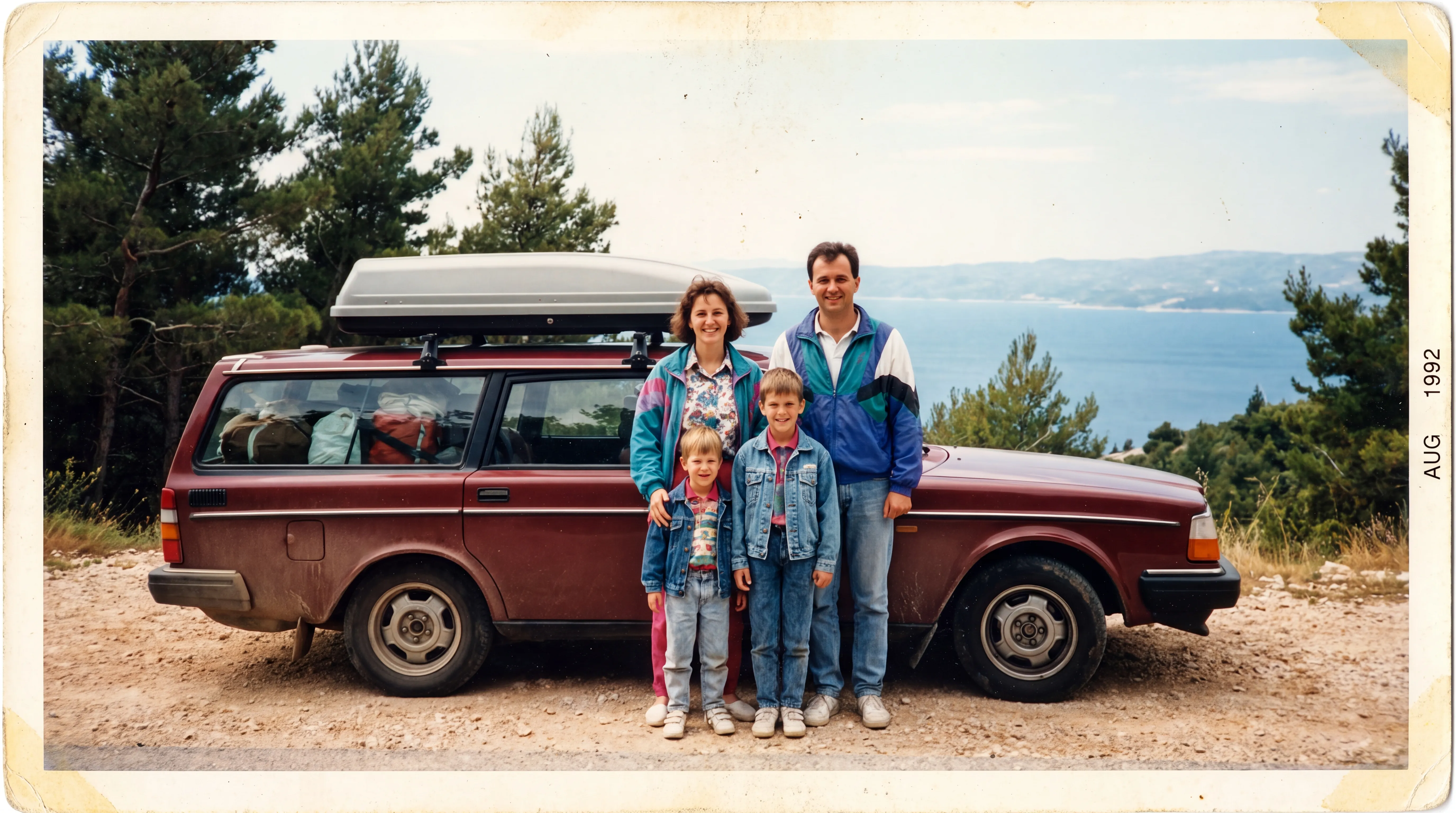 Léto u moře, 1991 — rodina u auta naloženého na dovolenou